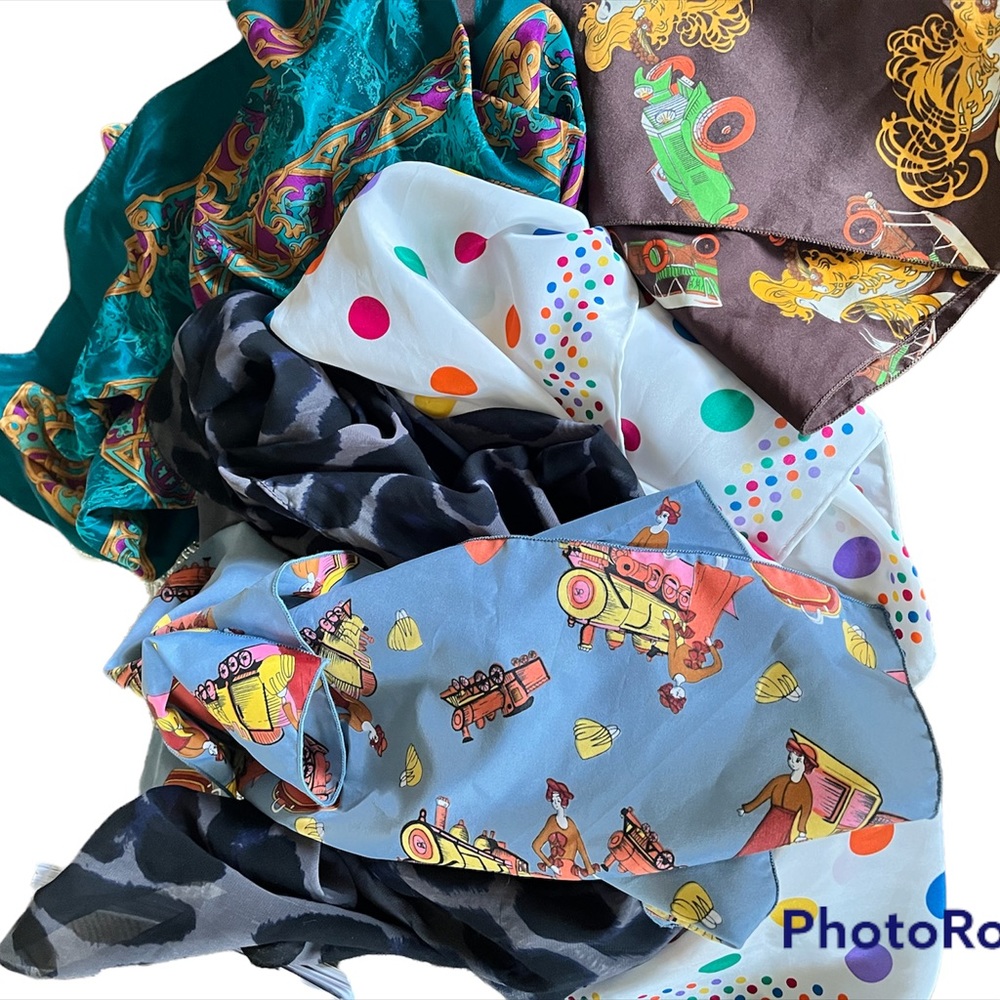 A lot of five scarfs